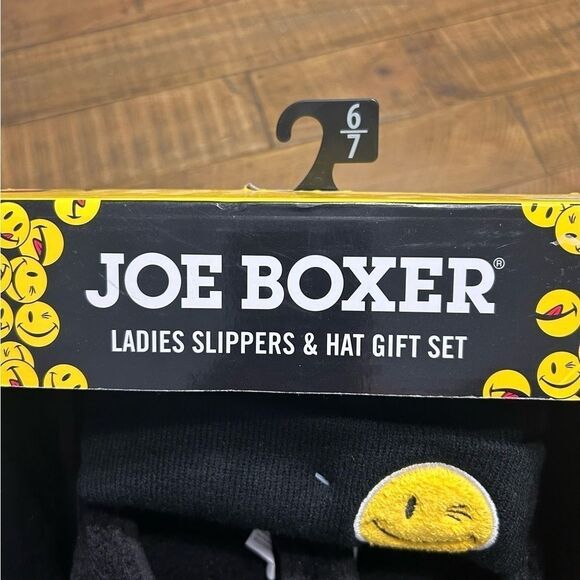 Joe Boxer Women”s Smiley Face Slipper and Hat Gift Set - Picture 5 of 5
